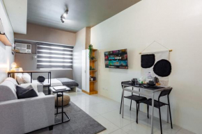 Makati Condo Near NAIA & Greenbelt - Free Parking!